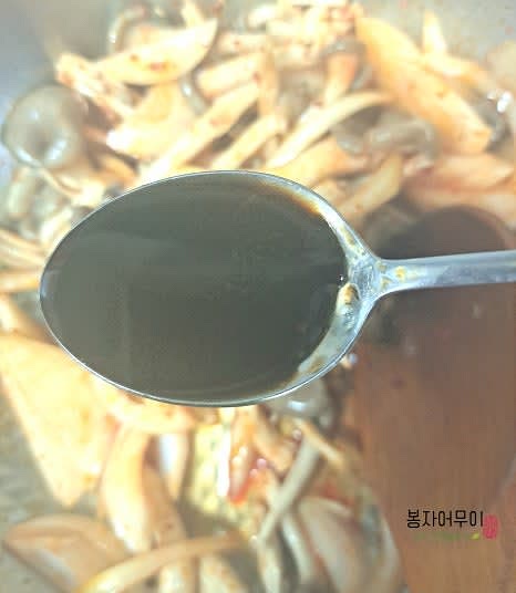 참치 액 1스푼, 국간장 2스푼, 올리고당 1스푼을 넣고 물기가 줄어들 때까지 볶아줍니다.