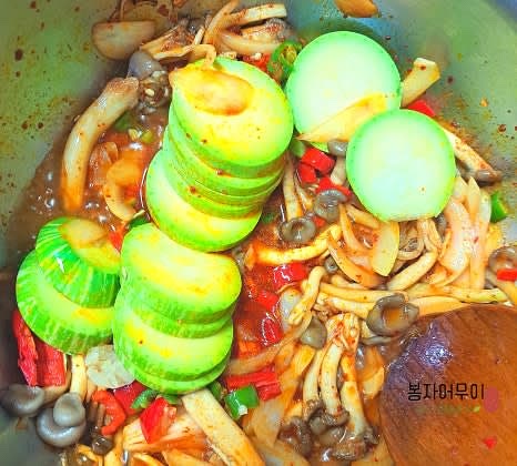 애호박과 다진 청양고추를 넣고 다진 마늘 1스푼, 고춧가루 1스푼을 넣고 마저 볶아줍니다.