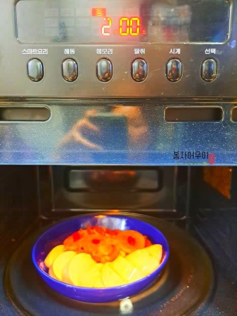 그릇에 애호박 조림을 담고 순두부를 올려줍니다. 전자레인지에 2분 30초 돌려줍니다.