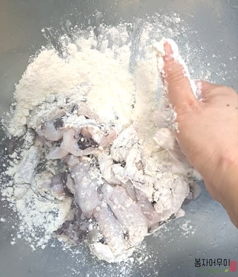 냉동 낙지를 해동한 후 밀가루를 넣고 흐르는 물에 깨끗이 씻어주세요.