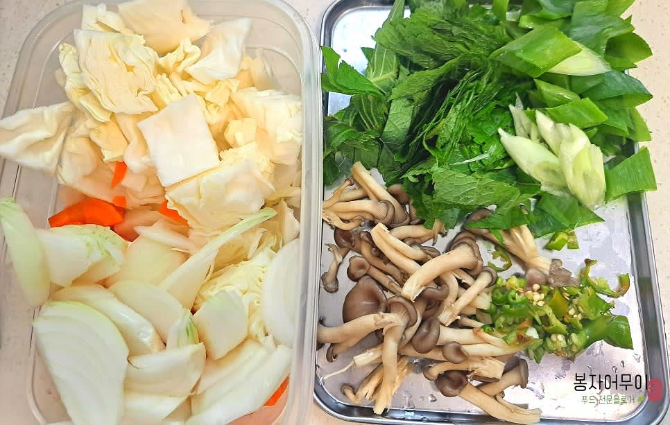 아채는 양배추, 양파, 느타리버섯, 청양고추를 포함하여 손질해 먹기 좋은 크기로 썰어 준비합니다.