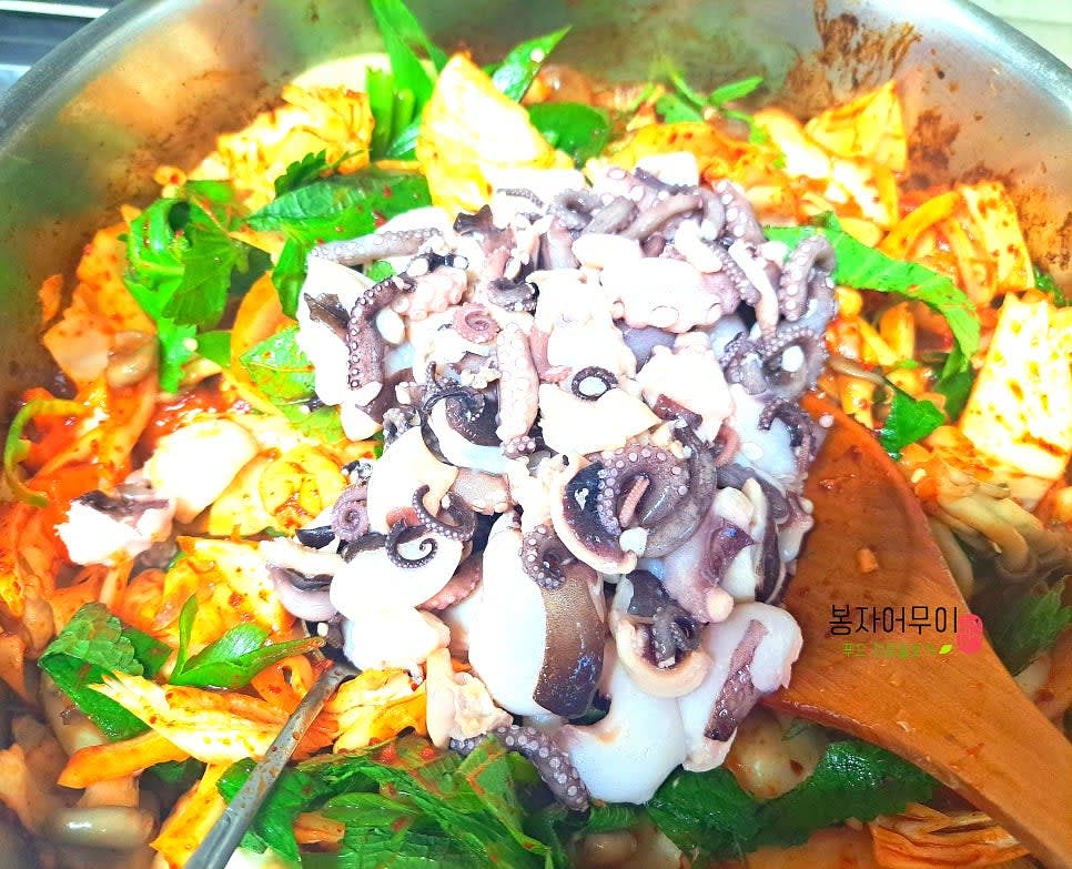 준비된 낙지를 볶은 야채에 넣고 남은 양념장을 더해 살짝 볶아줍니다.