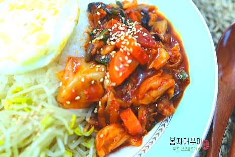 완성된 낙지볶음을 플레이팅하여 맛있게 즐기세요!
