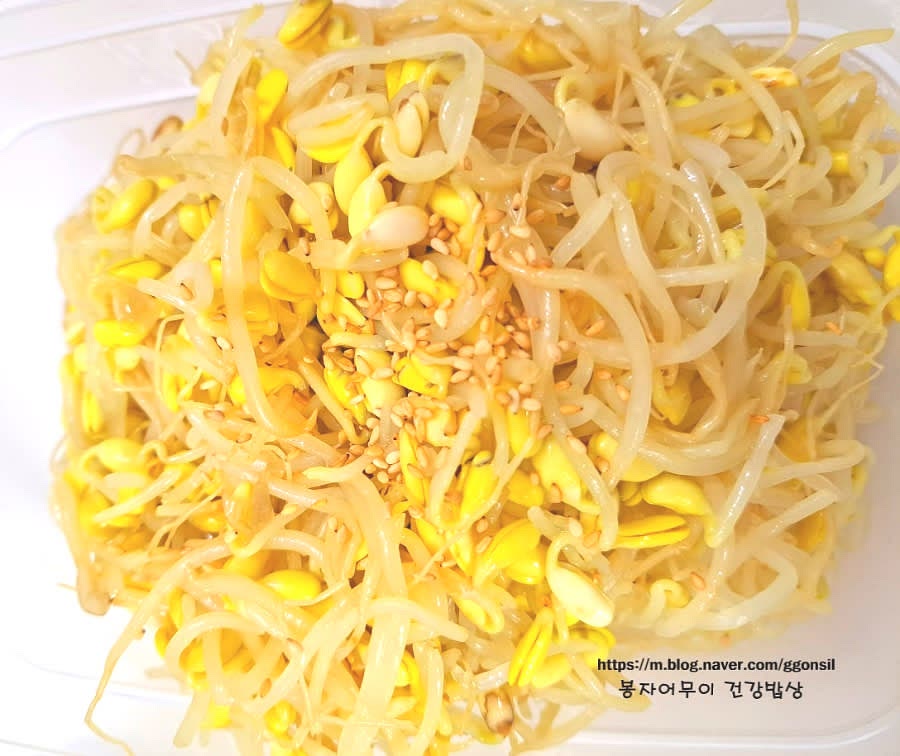 냄비에 손질한 콩나물과 소금을 넣고 삶아 줍니다. 삶은 콩나물에 소금, 마늘, 참기름, 깨소금을 넣고 무쳐서 통해 담아 줍니다.