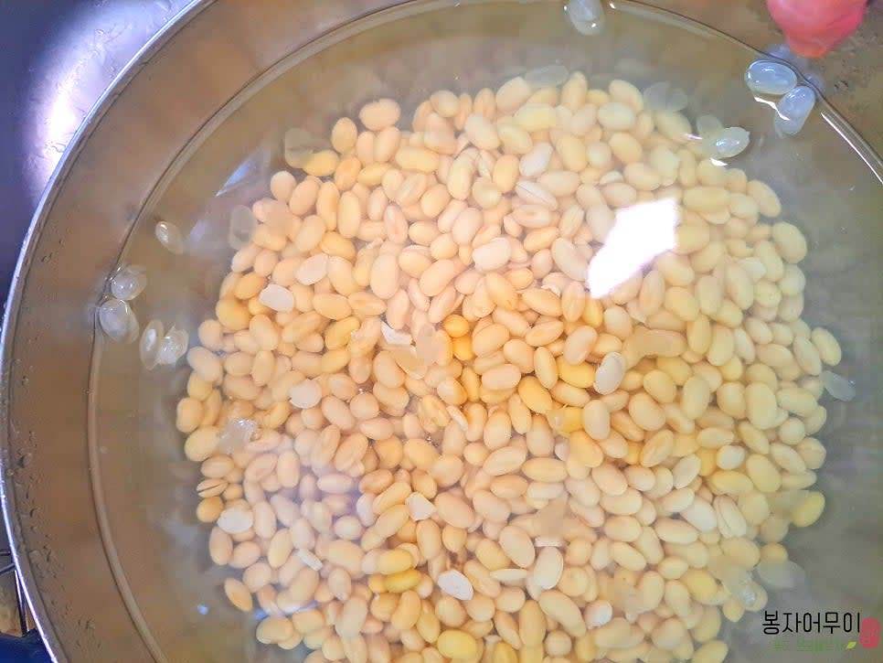 백태를 깨끗이 씻어 물에 넣고 최소 3시간 이상 불립니다. 시간이 허락된다면 8시간 정도 불려주세요.