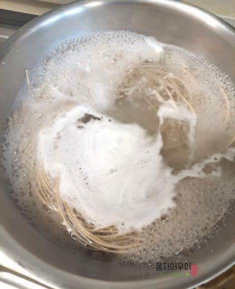 불린 백태를 물 3배 정도 부어 끓입니다. 거품이 생기면 거둬내며 5분간 삶아주세요.