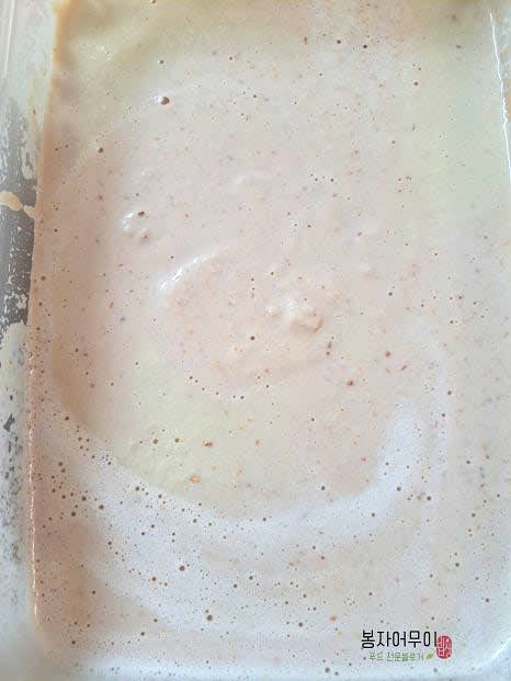 갈아진 콩국물을 체에 걸러 더욱 부드럽게 만듭니다. 간을 맞추기 위해 소금을 넣고 섞어줍니다.