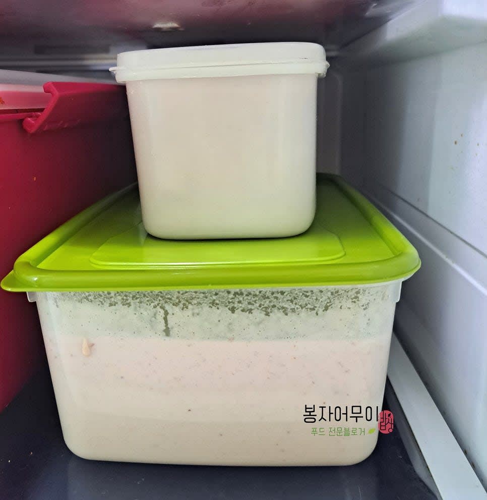 완성된 콩국물은 냉장고에 보관하여 차갑게 식힙니다.