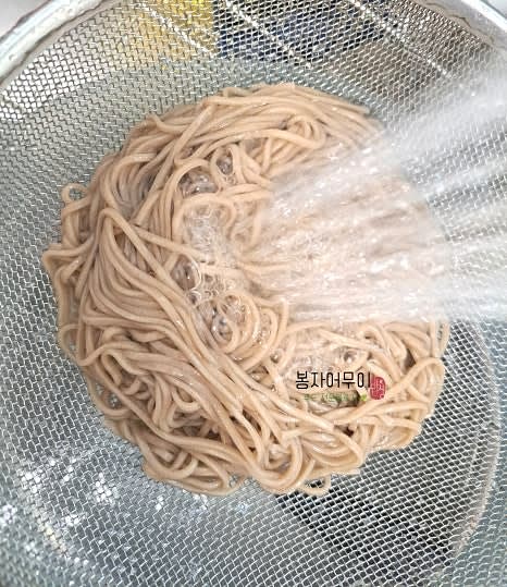 메밀면이나 소면을 끓는 물에 4분 30초 삶고 찬물에 헹궈 물기를 제거합니다.