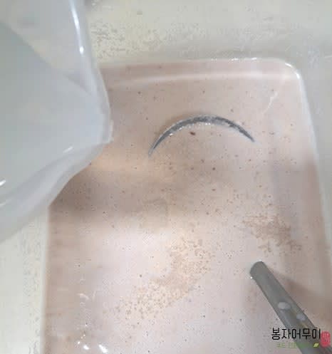 콩국물을 2컵 준비하고 물 2컵을 추가로 넣어 섞습니다.