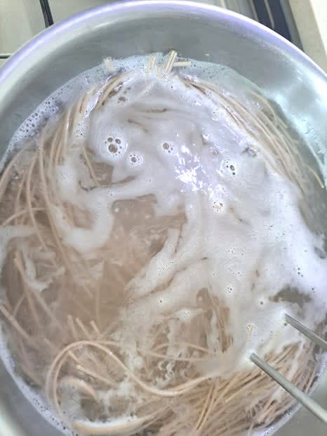 메밀면은 끓는 물에 4분 30초 삶아줍니다. 삶은 후 찬물에 헹구고 물기를 제거해 둡니다.