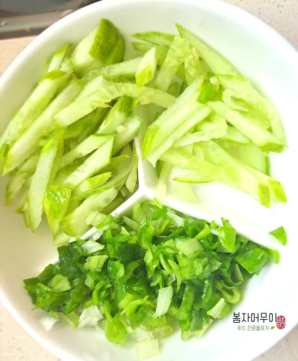 무와 오이는 얇게 채 썰고, 쪽파는 잘게 다져줍니다.