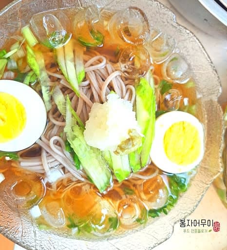 삶은 계란과 와사비를 추가로 곁들인 뒤 시원한 육수를 부어 완성합니다.