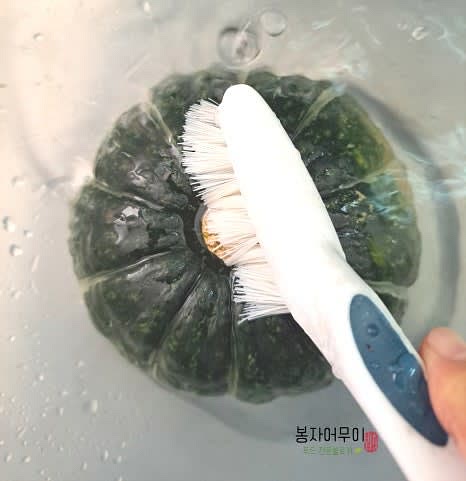 미니 밤호박의 겉을 깨끗이 세척해주세요.