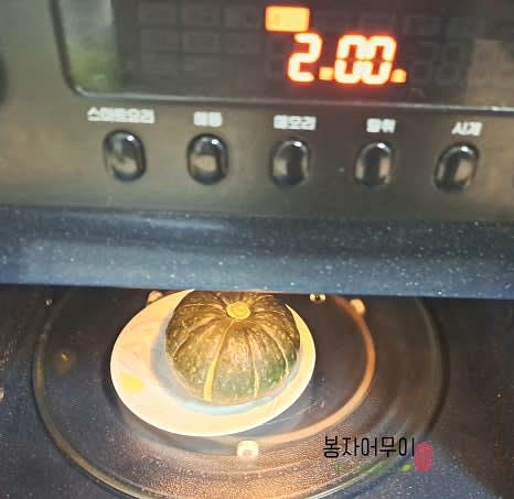 세척한 밤호박을 자르기 편하게 전자레인지에 2분 동안 돌려 부드럽게 만들어줍니다. 자른 후 숟가락으로 씨를 파네고 꼭지를 잘라서 버린 후 간단히 헹구어 줍니다.