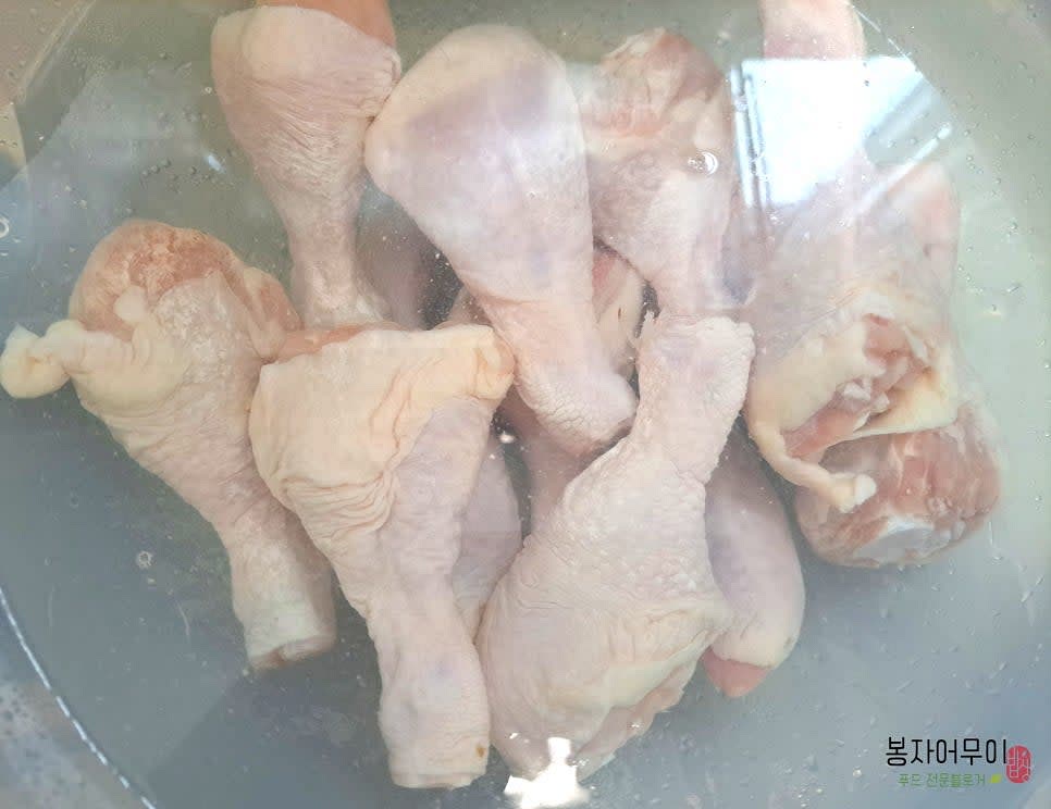 닭다리살을 깨끗이 손질한 뒤 흐르는 물에 헹궈 이물질 없이 준비합니다.