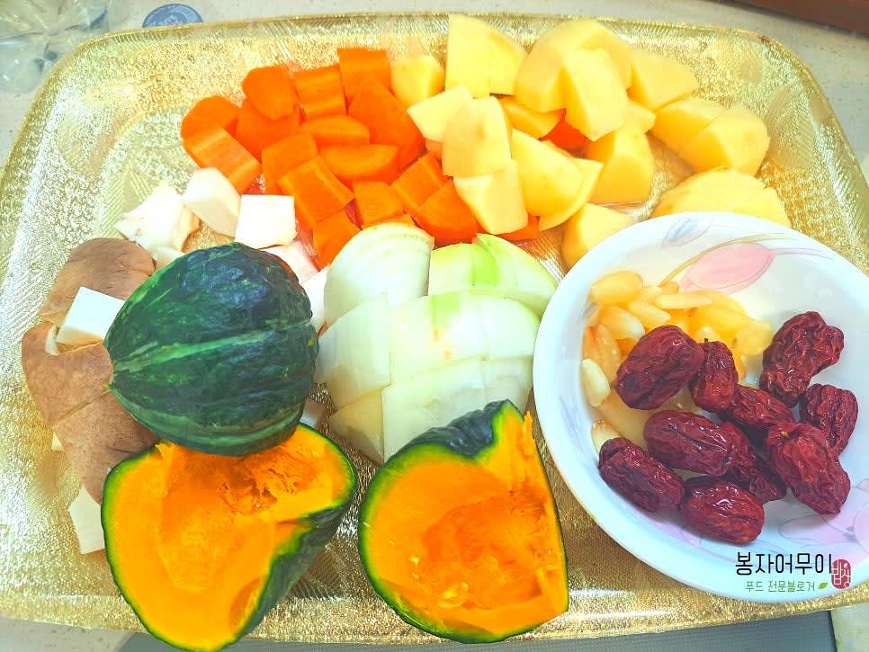 감자, 양파, 당근, 무는 한 입 크기로 썰고, 밤호박은 4등분합니다.