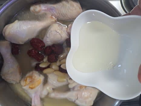 구운 다리에 물 1리터, 마늘, 대추를 넣고 간장, 올리고당, 맛술, 매실청을 추가하여 20분 정도 끓입니다.