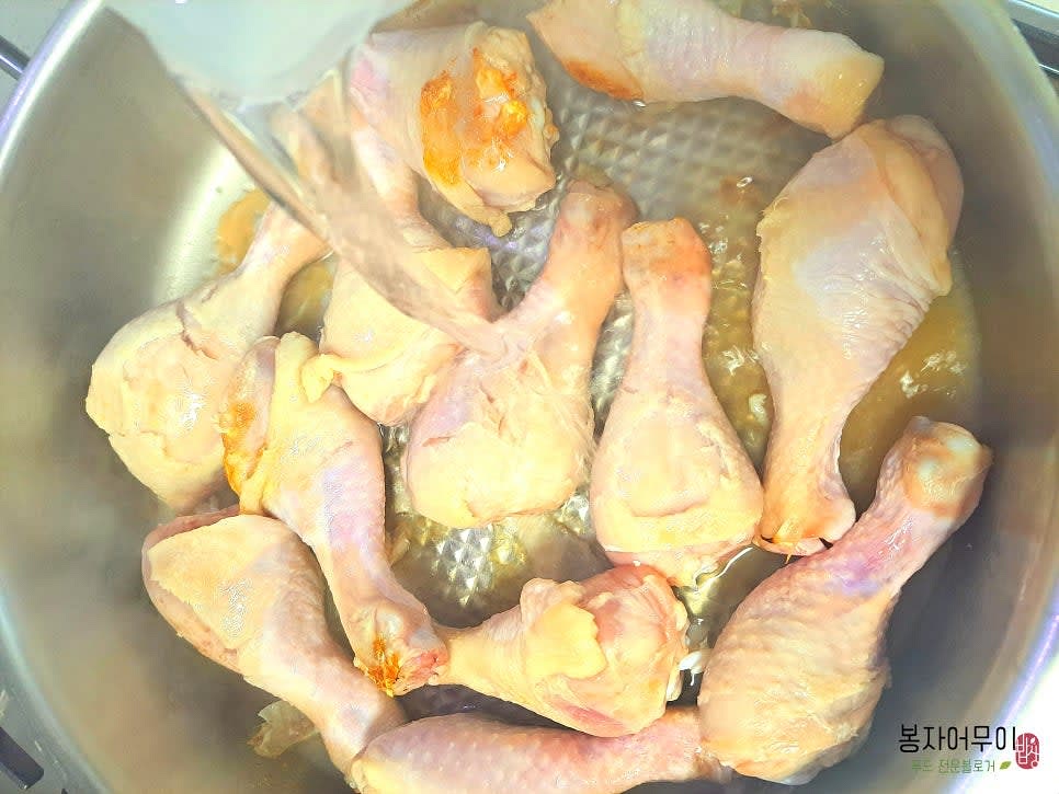 냄비에 닭다리살을 올리고 기름 없이 앞 뒤로 살짝 구워줍니다.