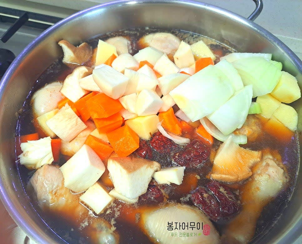 냄비에 닭다리살이 펄펄 끓어오르면 채소를 넣어주세요.