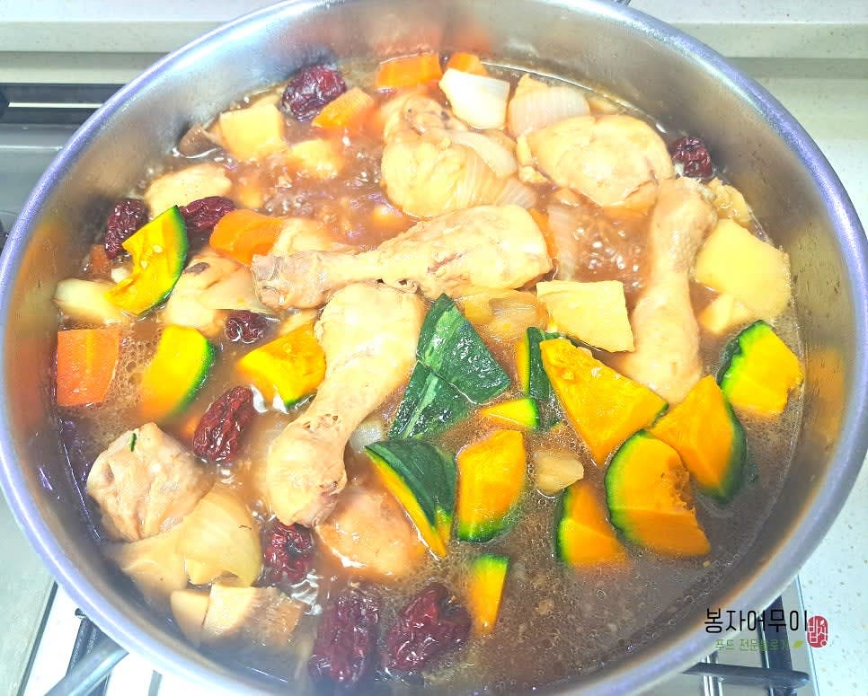 야채까지 끓어오르면 밤호박을 넣어줍니다.