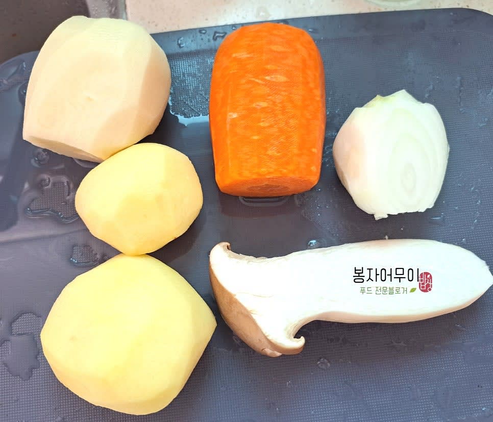 감자, 당근, 양파, 버섯을 깨끗이 씻고 껍질을 제거합니다.