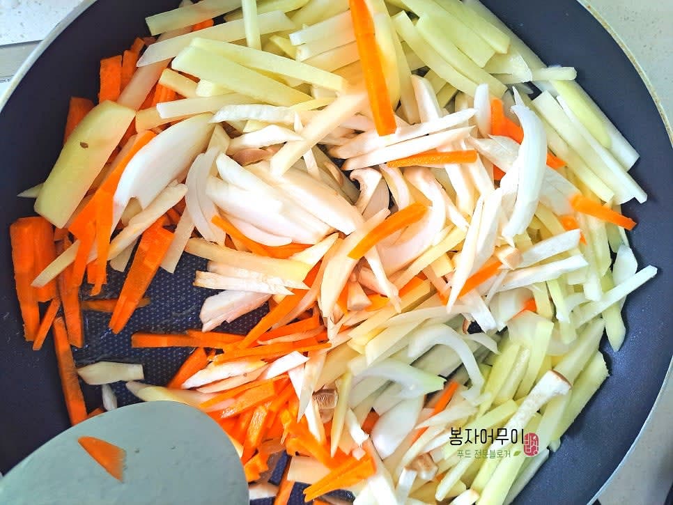 어느 정도 익으면 양파와 버섯을 추가하여 함께 볶습니다.