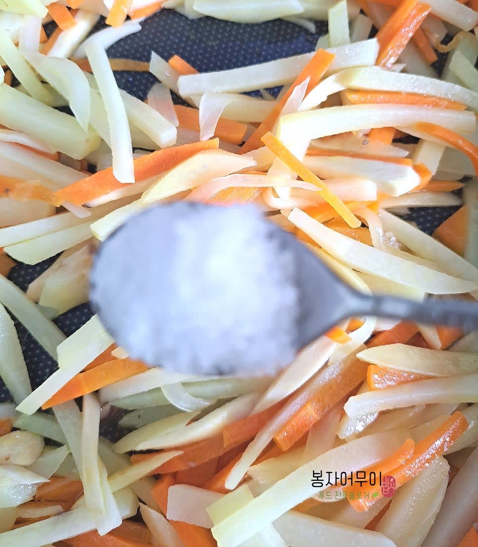 소금 1티스푼을 뿌려 간을 맞추고, 모든 재료가 잘 어우러질 때까지 볶아줍니다.