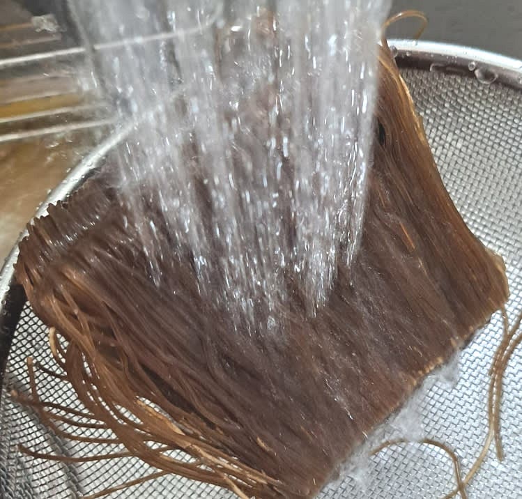 냉면을 물에 헹궈 깨끗하게 씻고, 흐르는 물에 한 번 더 헹궈줍니다.