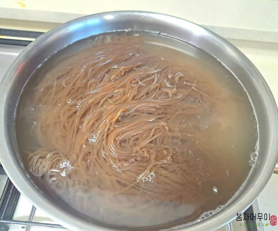 물을 끓이고 풀어 놓은 냉면을 넣어 50초에서 1분 정도 삶아줍니다. 아이들은 50초, 어른은 1분 권장합니다.