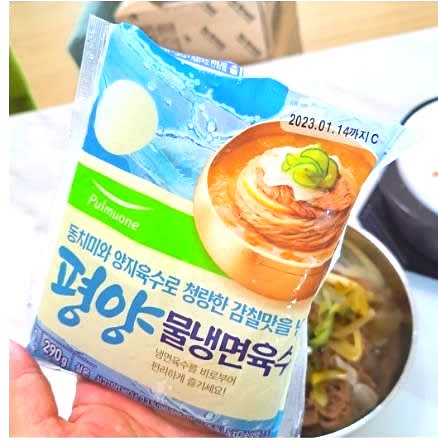 열무 물김치와 시판 냉면 육수를 1 대 1로 섞어줍니다.