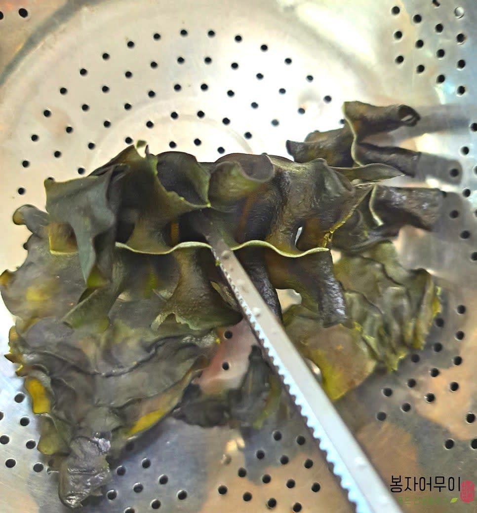 미역귀 줄기 부분이 질기므로 잘라내고, 먹기 좋은 크기로 자릅니다.