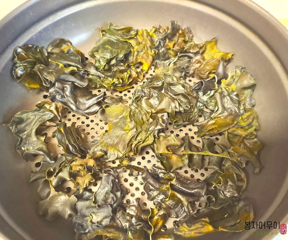 찜판에 미역귀를 올리고, 뚜껑을 닫은 상태로 약 3분간 찌세요.