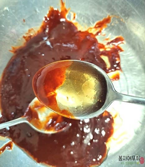 볼에 고추장, 올리고당, 매실청, 참기름, 다진 마늘을 넣고 골고루 섞어 양념장을 만듭니다.