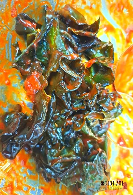 찜기에서 꺼낸 미역귀에 양념장을 골고루 발라가며 무쳐줍니다. 중간중간 잘 뒤집어가며 양념이 속까지 배어들도록 잘 섞어줍니다.