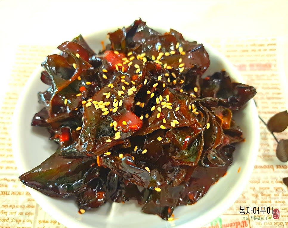 완성된 건 미역귀 고추장 조림을 그릇에 담아 맛있게 즐기세요!