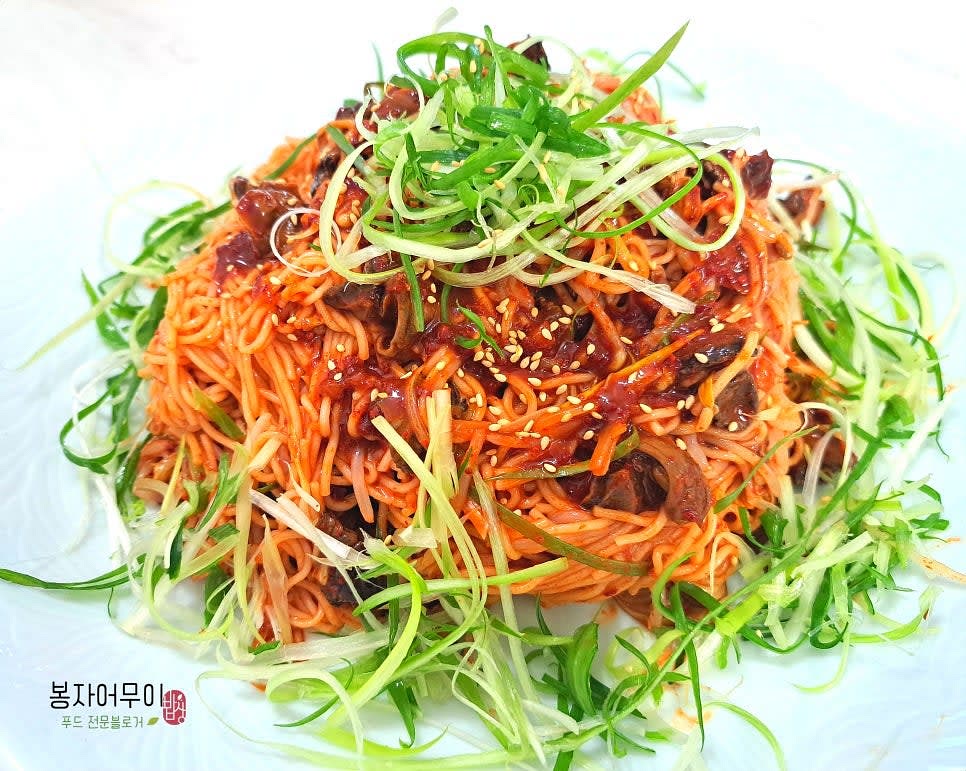 완성된 골뱅이 소면 무침에 소량의 파채를 더 올려 마무리합니다.