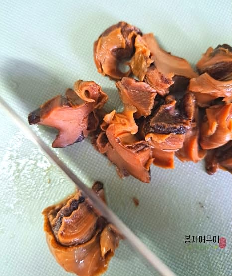 골뱅이를 캔에서 꺼내 물기를 제거하고, 큰 골뱅이는 먹기 좋게 반으로 잘라줍니다.