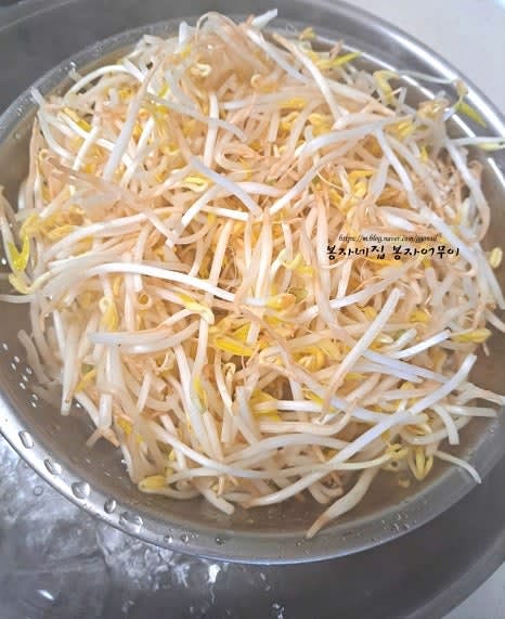 숙주는 살짝 데쳐 물기를 제거합니다. 숙주의 숨이 죽을 정도만 데쳐주세요.