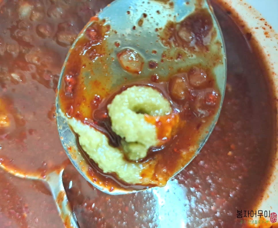 고춧가루 3스푼, 고추장 3스푼, 마늘 1.5스푼, 진간장 1스푼, 국간장 1스푼, 식초 4스푼, 매실청 2스푼을 그릇에 넣고 잘 섞어주세요. 연겨자는 소량(약간) 넣어 아삭한 맛과 시원한 풍미를 살립니다.