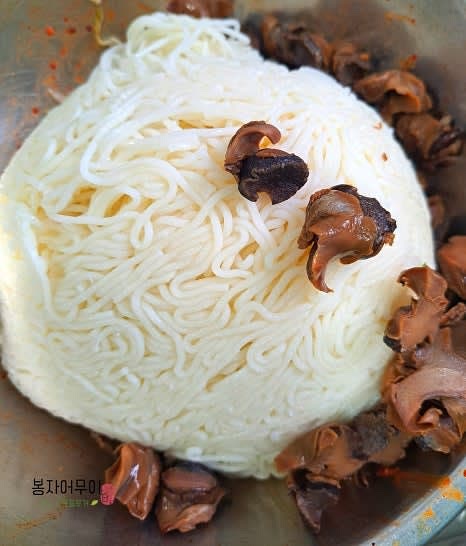 준비한 국수와 골뱅이를 양념장에 섞어 고루 무칩니다. 숙주와 파채도 추가합니다.