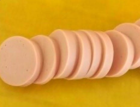 분홍 소시지를 약 8mm 두께로 얇게 썰어 준비합니다.