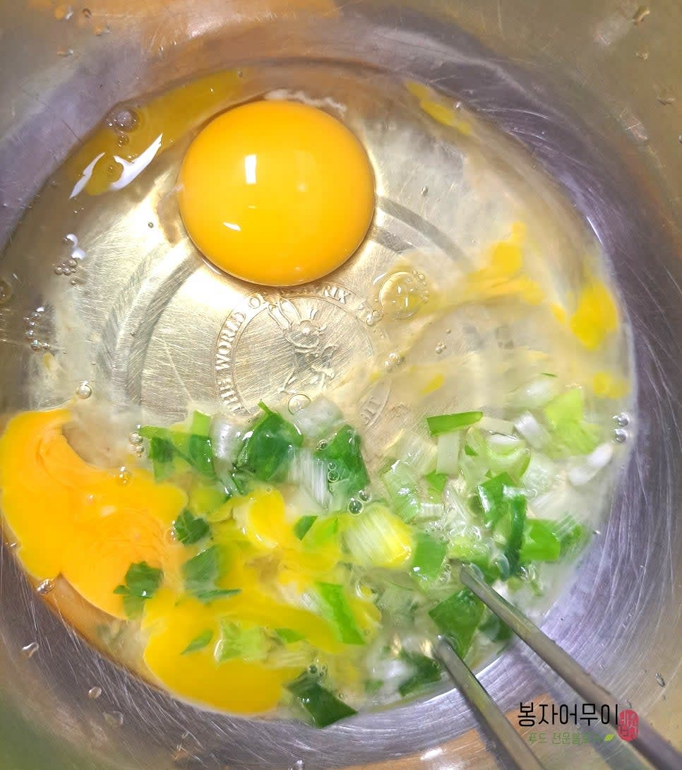 계란 두 개를 그릇에 넣고 잘 풀어줍니다. 알끈이 없도록 체에 걸러 주면 더 좋습니다.