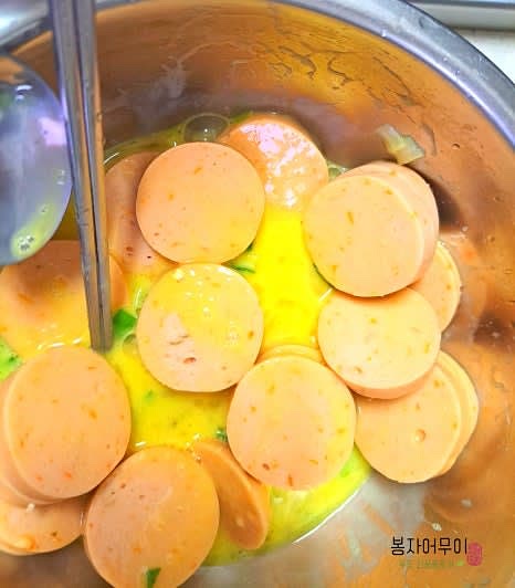 풀어놓은 계란물에 썰어둔 분홍 소시지를 넣고 잘 섞습니다.