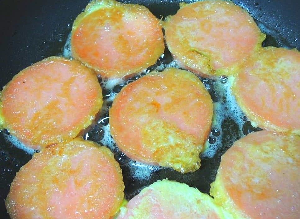 예열한 프라이팬에 식용유를 두르고 계란과 소시지 혼합물을 부어줍니다.