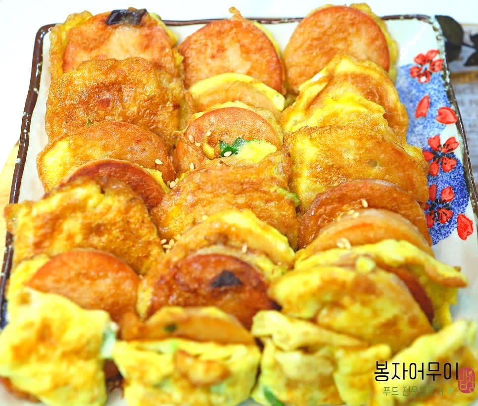 노릇하게 익힌 계란말이를 접시에 담아 완성합니다.