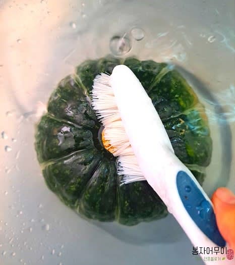 밤호박의 겉면을 베이킹 소다와 물로 깨끗이 세척합니다.