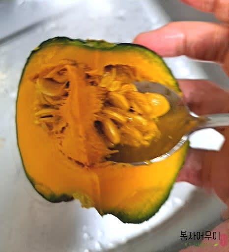 호박을 적당한 크기로 자르고 속의 씨를 숟가락으로 파내어 정리합니다.