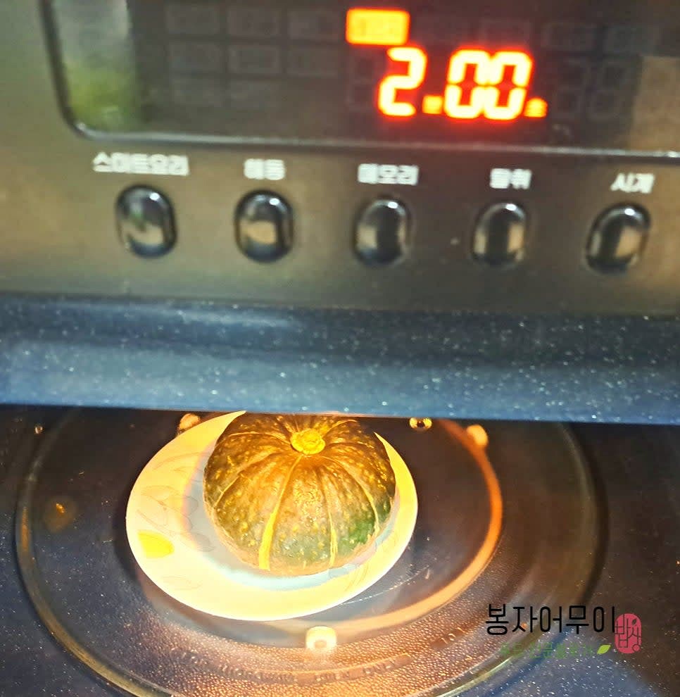 밤호박을 자르기 힘들기 때문에 전자레인지에 2분 돌려줍니다.