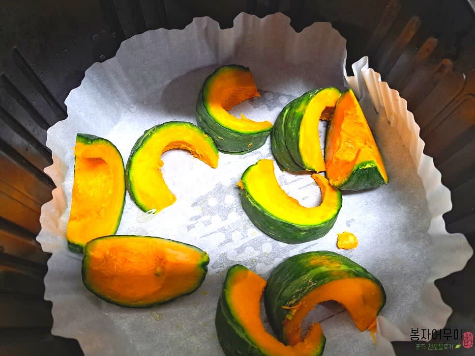 전자레인지에 5분 돌리면 폭신폭신하게 익고, 바삭한 식감을 좋아하는 경우 에어프라이어에 200도에서 10분 동안 구워줍니다.